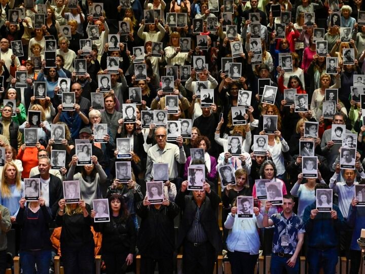 Voces por la justicia: A 30 años del atentado, AMIA convocó a 1.300 personas para cantar con Jairo y más de 130 familiares de las víctimas, la mítica canción “Venceremos”