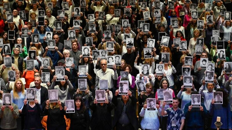 Voces por la justicia: A 30 años del atentado, AMIA convocó a 1.300 personas para cantar con Jairo y más de 130 familiares de las víctimas, la mítica canción “Venceremos”
