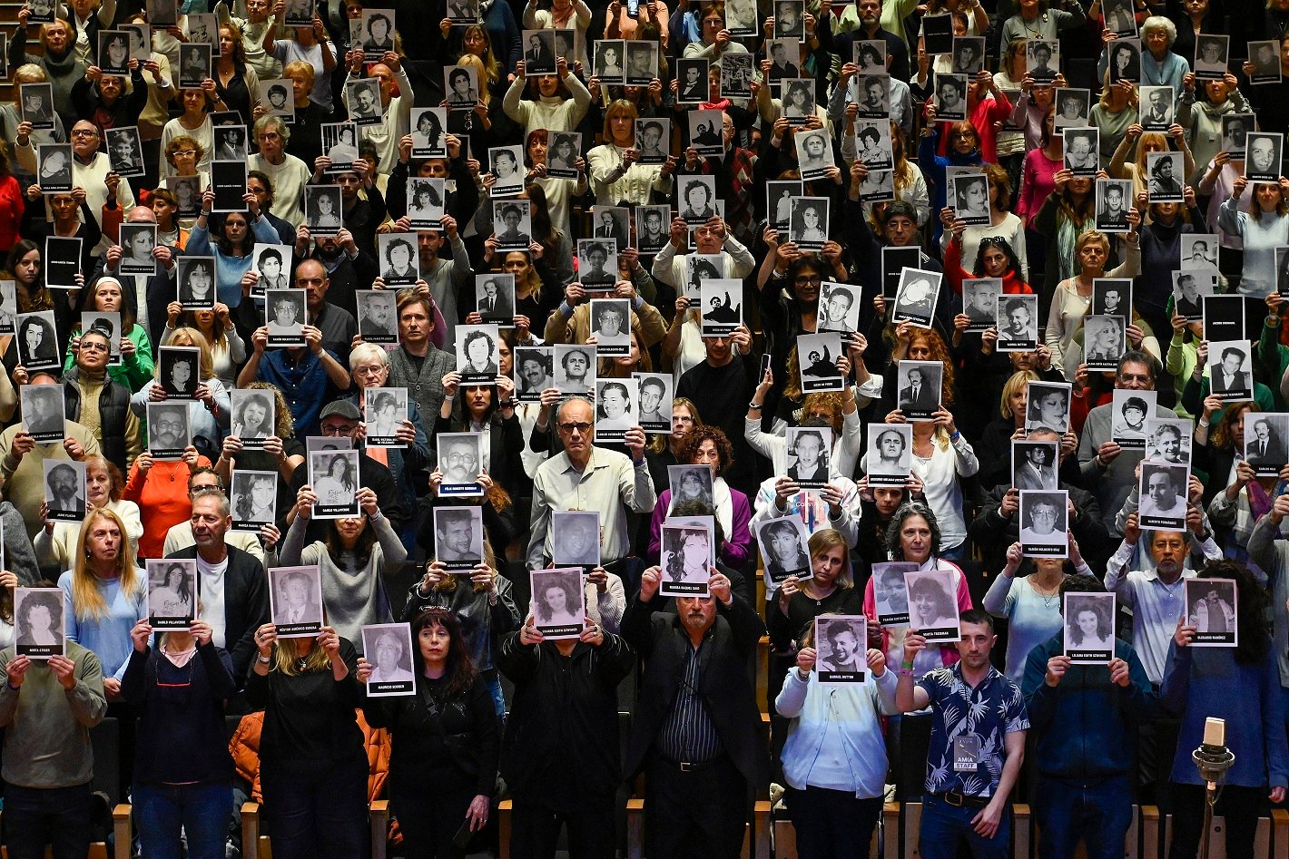 Voces por la justicia: A 30 años del atentado, AMIA convocó a 1.300 personas para cantar con Jairo y más de 130 familiares de las víctimas, la mítica canción “Venceremos”