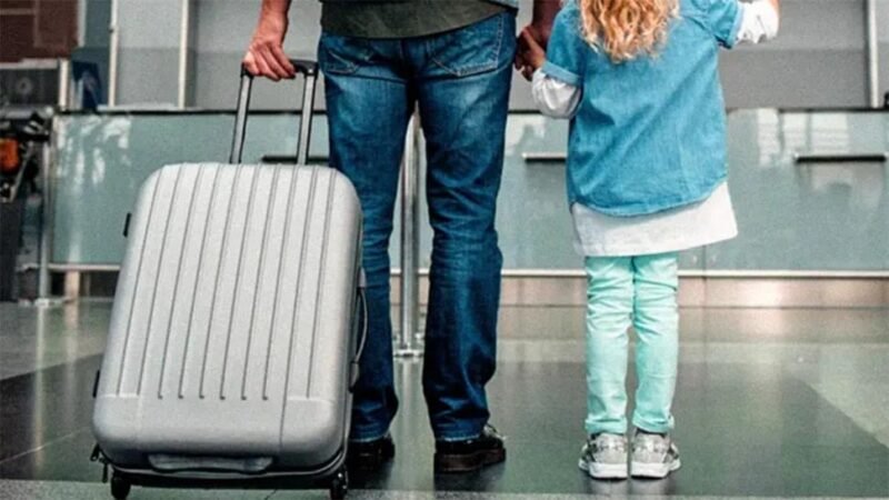 Autorización de viaje digital: prometen menos burocracia para los chicos que salen del país