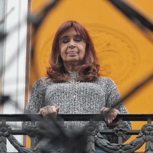 Cristina quedó presa en su casa y con tobillera electrónica