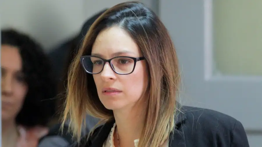 Estuvo presa por matar a su novio y ahora la detuvieron por atacar a su marido