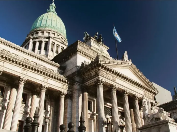 Un proyecto para limitar los DNU presidenciales