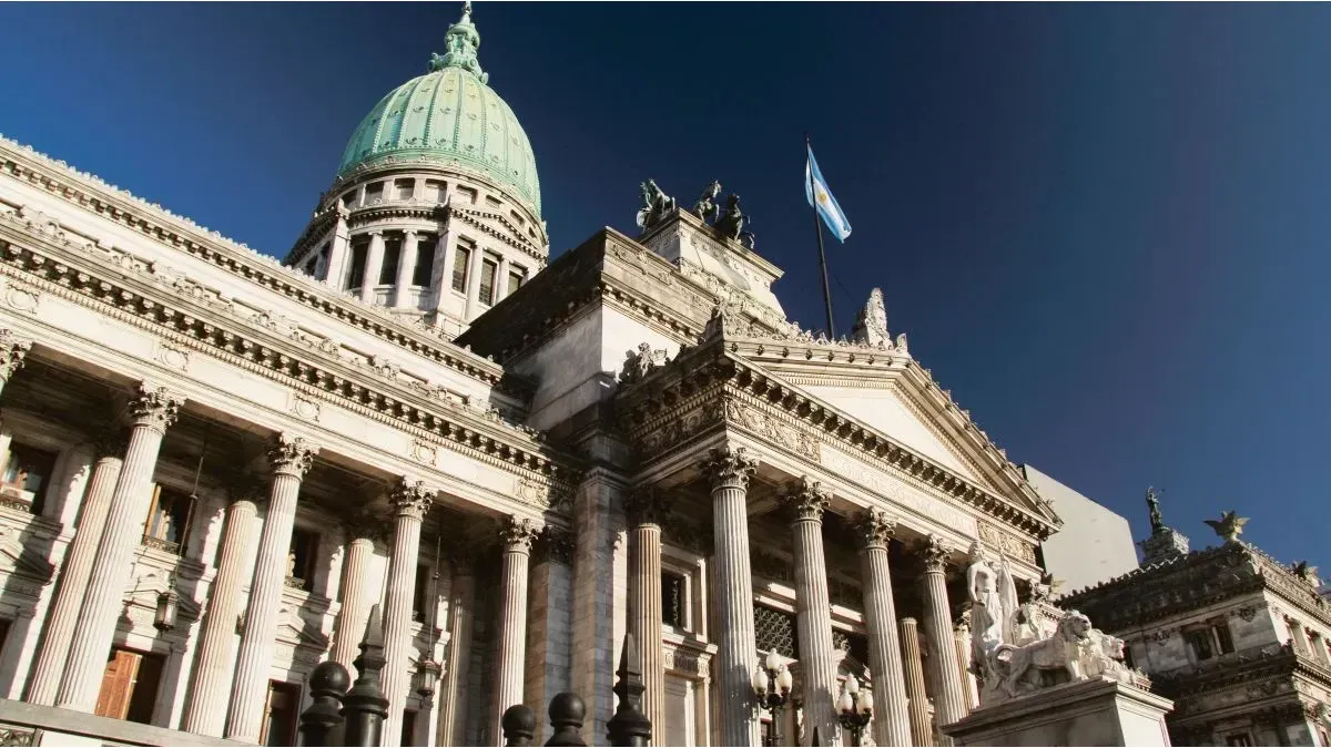 Un proyecto para limitar los DNU presidenciales