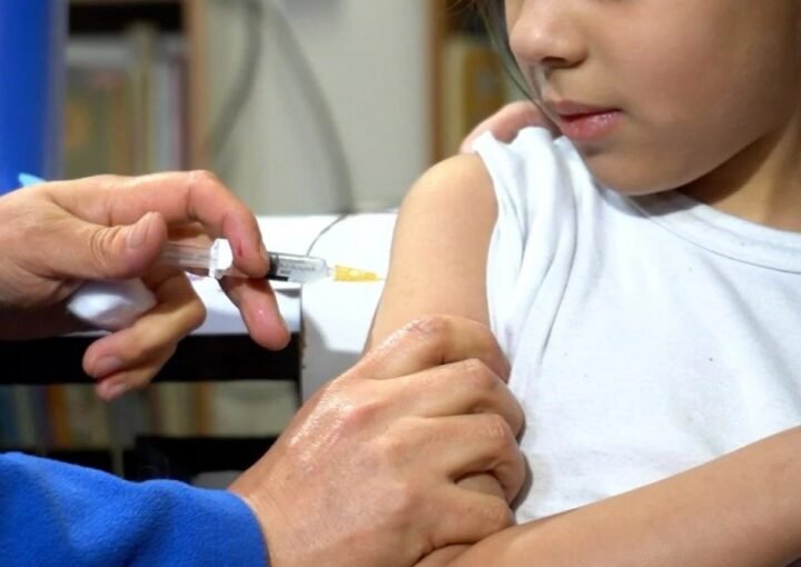 Multas y cárcel para quienes no vacunen a sus hijos en Mendoza