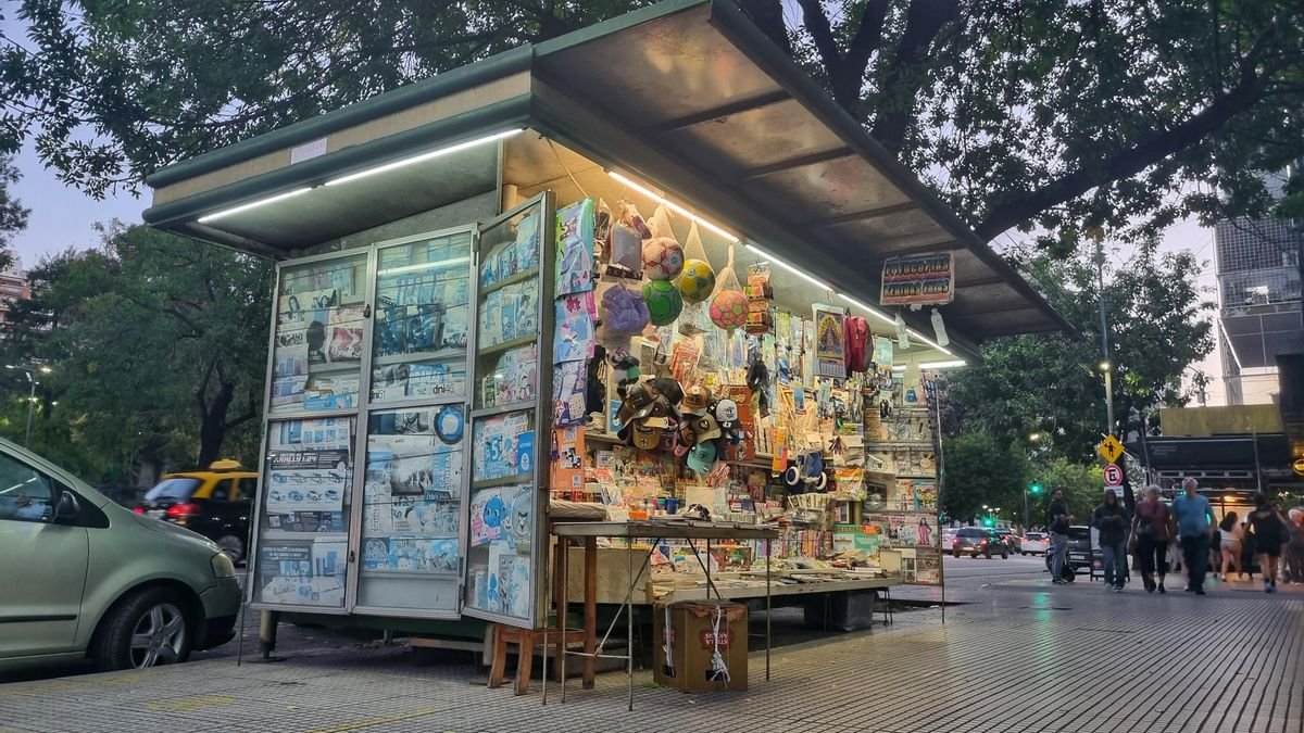 Cambio de época: De vender diarios a entregar tarjetas y paquetes