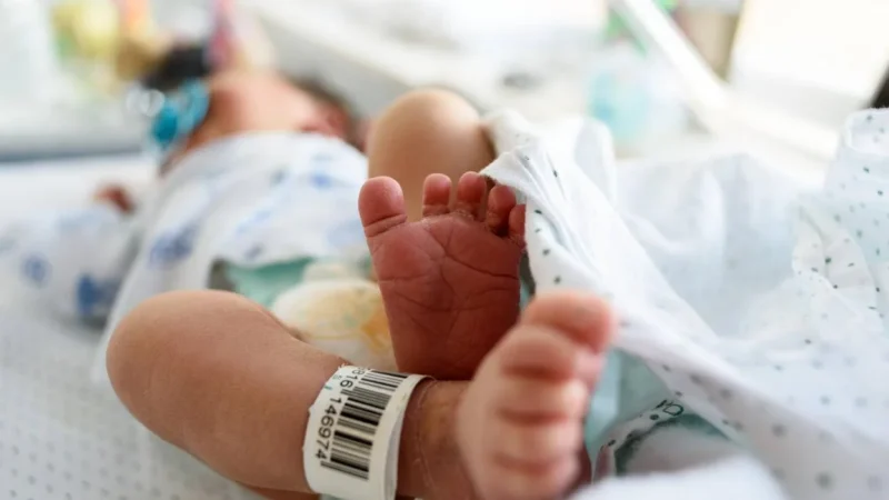 La justicia ordenó la adopción de un bebé abandonado tras una subrogación