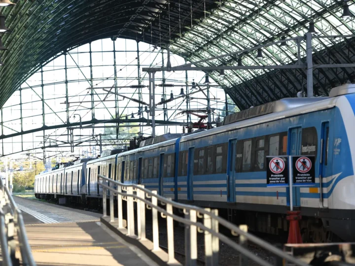Le robaron en el tren, cayó a las vías y ahora el Estado debe indemnizarlo
