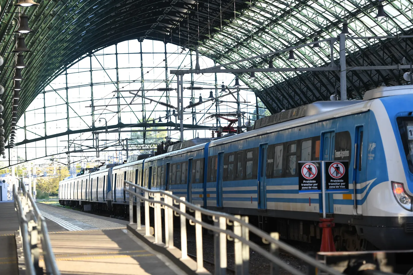 Le robaron en el tren, cayó a las vías y ahora el Estado debe indemnizarlo