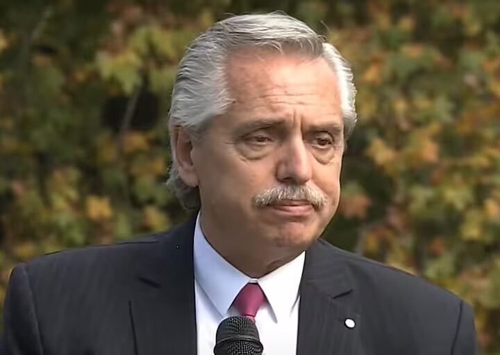 Alberto Fernández, otra vez complicado por la cuarentena