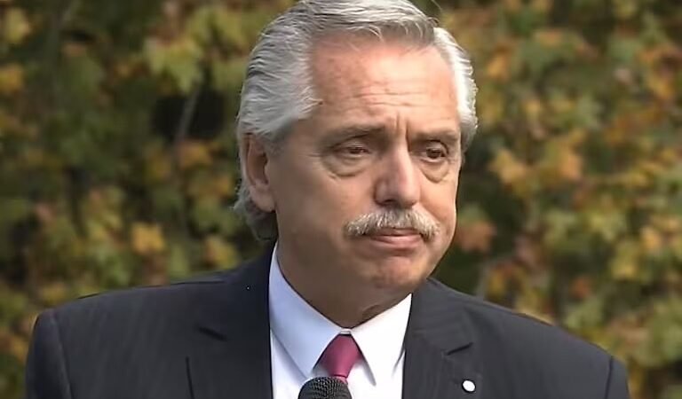 Alberto Fernández, otra vez complicado por la cuarentena
