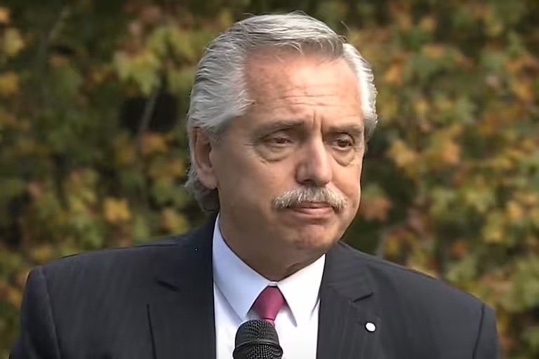 Alberto Fernández, otra vez complicado por la cuarentena