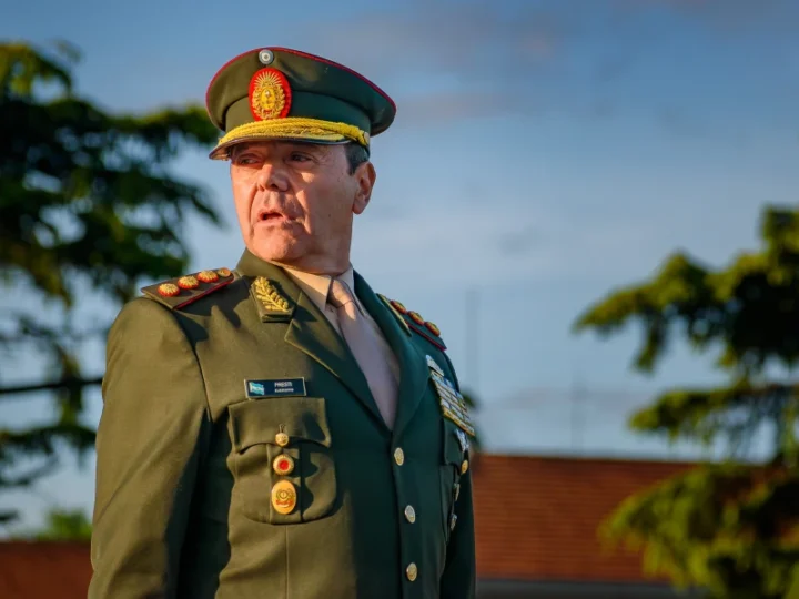 Presti puede asumir en Defensa sin dejar de ser militar activo