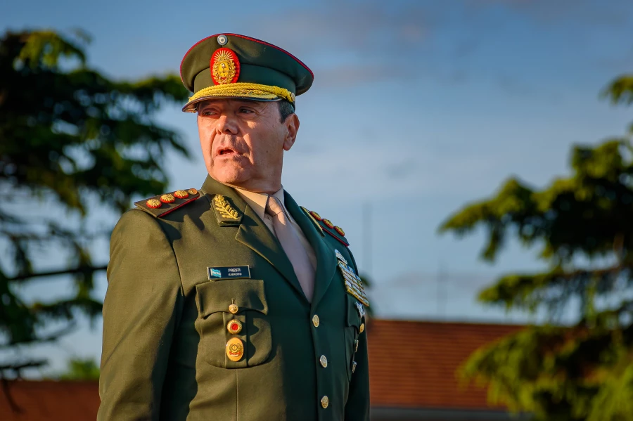 Presti puede asumir en Defensa sin dejar de ser militar activo