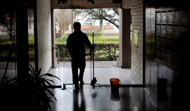 Aumento a encargados y suba de expensas: una especialista explica cómo y cuánto