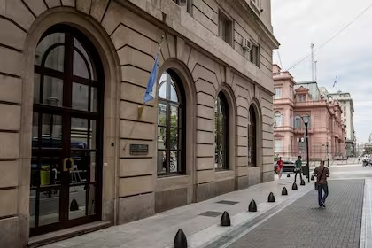 Amparo contra el DNU que introduce modificaciones en la SIDE