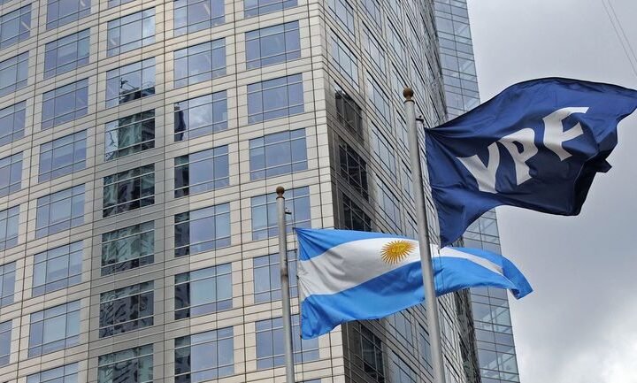YPF: un fallo a favor de Argentina suspende un pago multimillonario y derrumba al fondo demandante