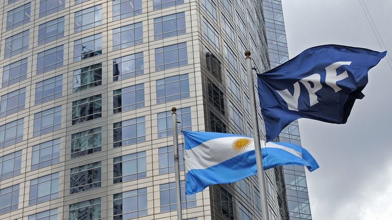 YPF: un fallo a favor de Argentina suspende un pago multimillonario y derrumba al fondo demandante