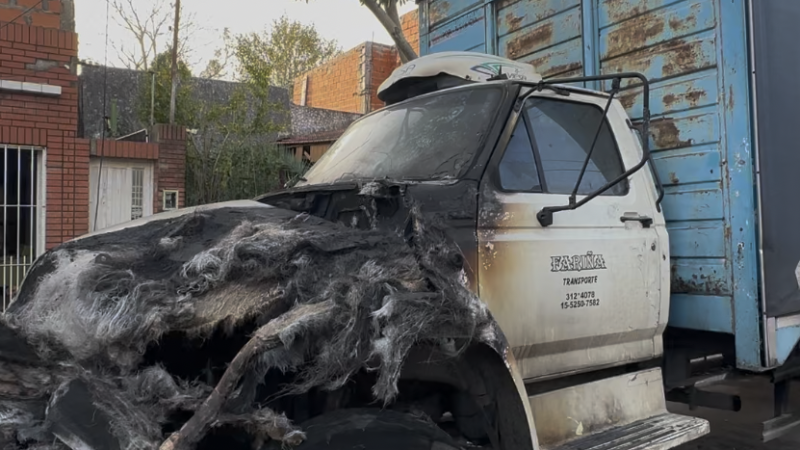 Quemacoches en Gerli: los identificaron en cámara pero siguen sueltos y los vecinos tienen miedo