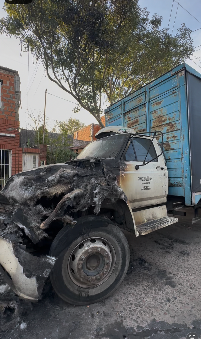 Quemacoches en Gerli: los identificaron en cámara pero siguen sueltos y los vecinos tienen miedo