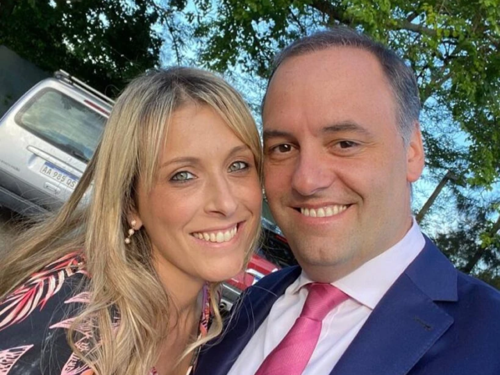 Adorni y su esposa buscan el paraguas de&nbsp; «la inocencia fiscal»