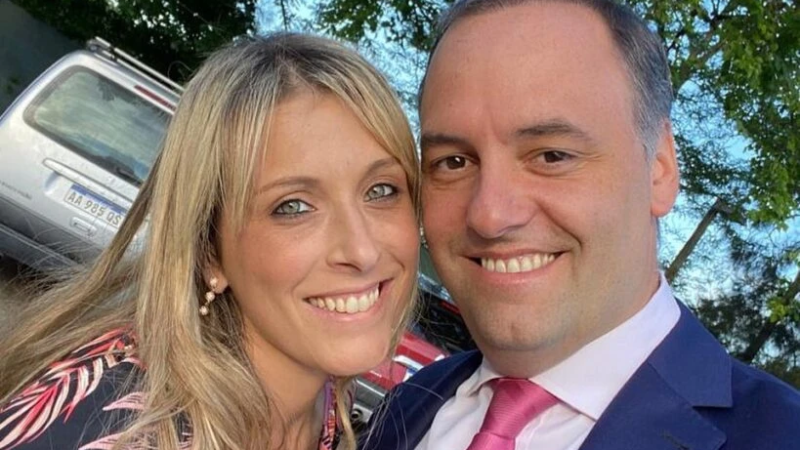 Adorni y su esposa buscan el paraguas de&nbsp; «la inocencia fiscal»