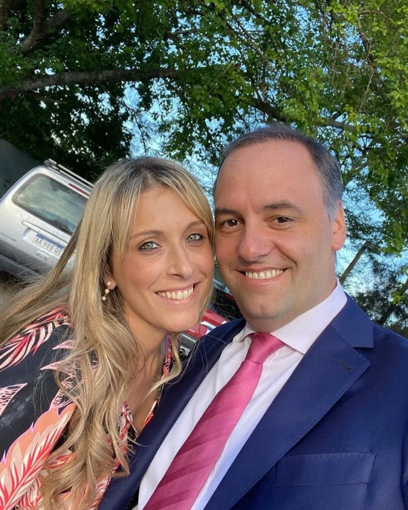 Adorni y su esposa buscan el paraguas de&nbsp; «la inocencia fiscal»