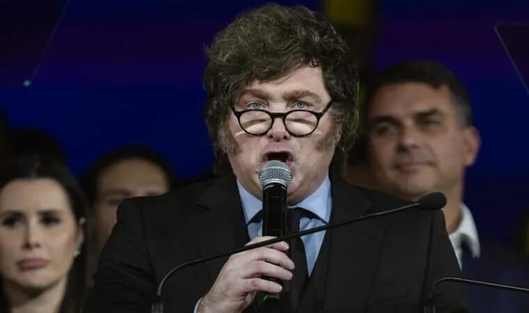 Milei habilita la expulsión de extranjeros que&nbsp; inciten el odio contra la Argentina
