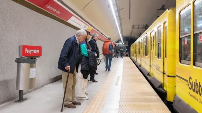 Jubilados porteños: facilitan los trámites para viajar gratis en Subte