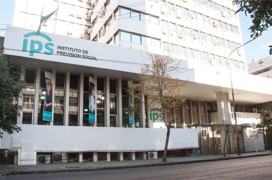 Polémica: el IPS pagó una jubilación por más de 10 años y ahora le reclama una deuda por un cambio de categorización