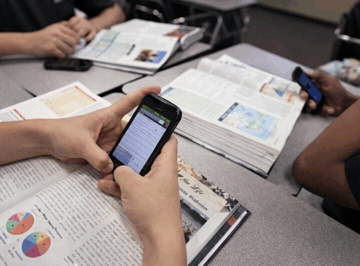 Celulares en el aula: una prohibición y un dilema judicial