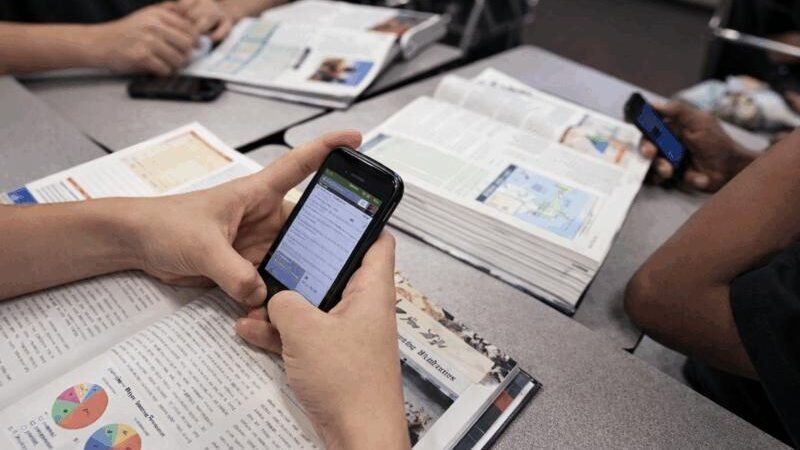 Celulares en el aula: una prohibición y un dilema judicial