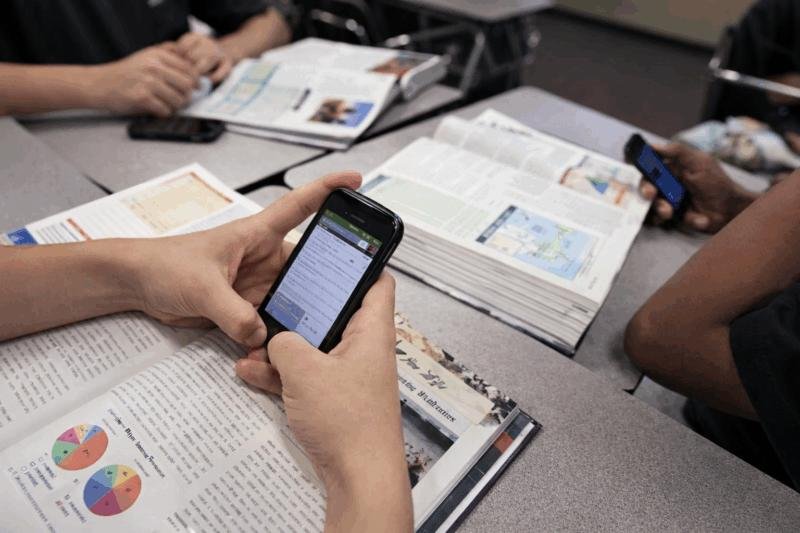 Celulares en el aula: una prohibición y un dilema judicial